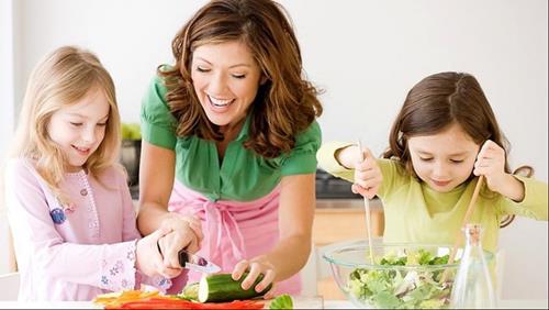10 lý do cần cho trẻ học nấu ăn dịp hè